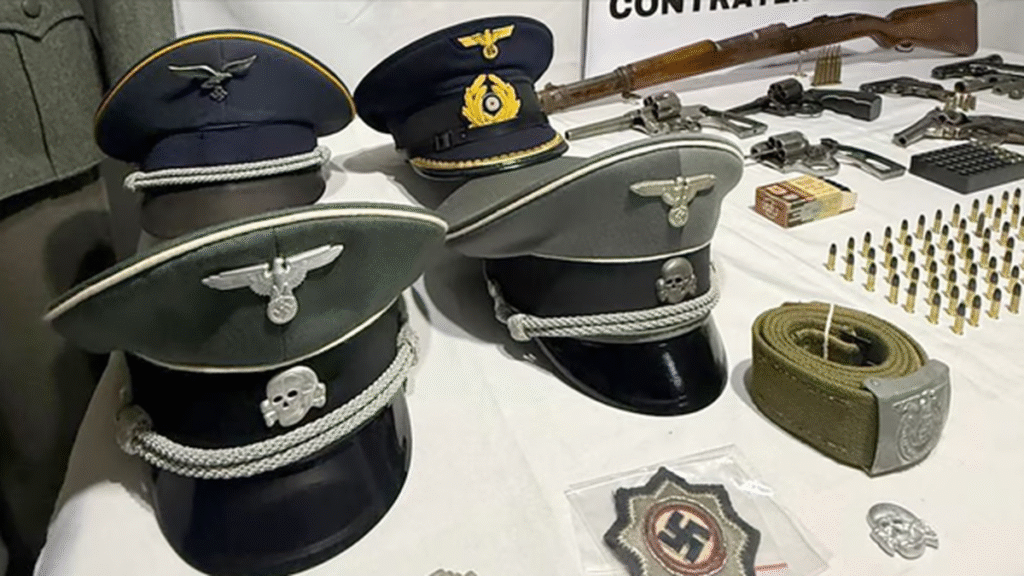 Vendía un uniforme nazi de una colección que tenía en su casa