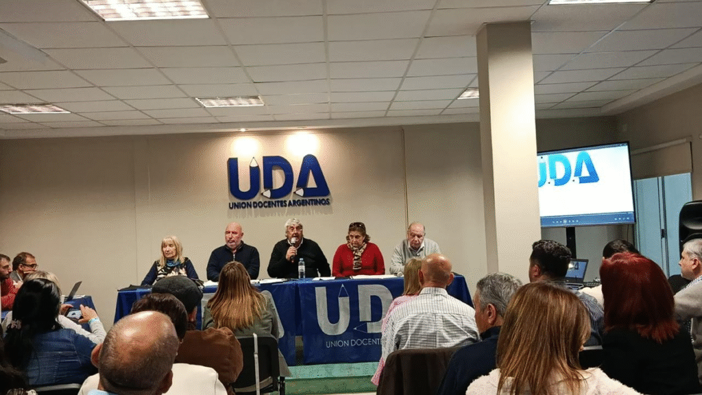 UDA se declaró en estado de alerta y movilización y exigió la convocatoria a la paritaria nacional docente