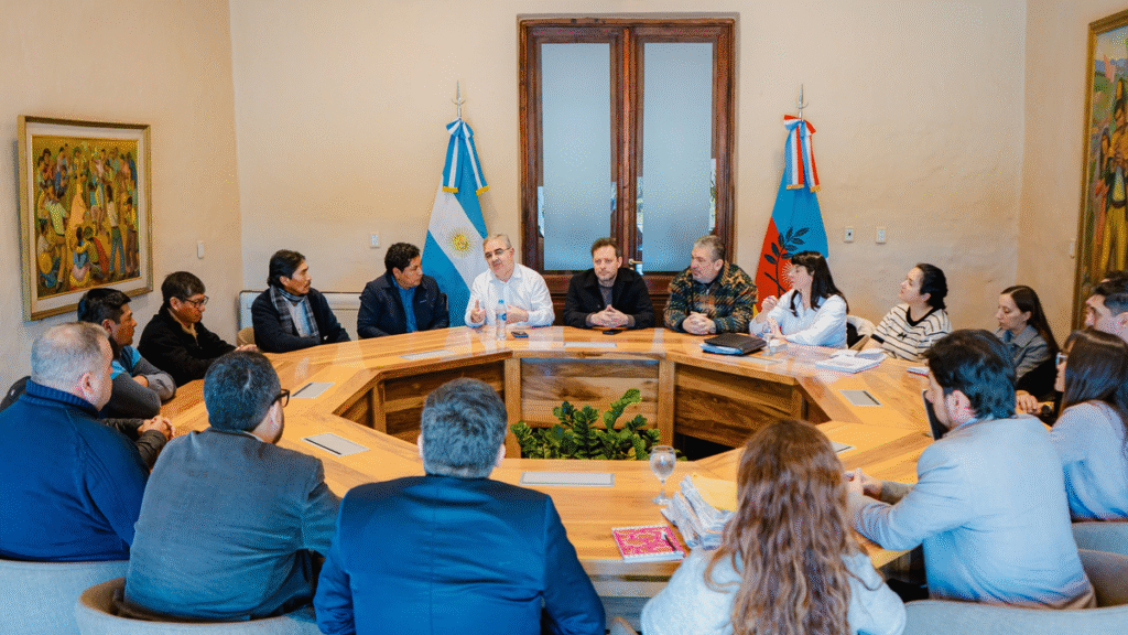 Obras para Villa Vil: en agosto se licita el camino a Laguna Blanca y avanza el tendido eléctrico Obras para Villa Vil: en agosto se licita el camino a Laguna Blanca y avanza el tendido eléctrico
