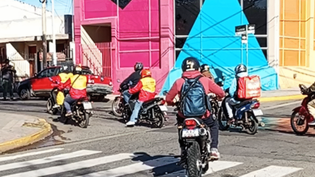 Choferes de Uber y Maxim se movilizan para pedir que los dejen trabajar Choferes de Uber y Maxim se movilizan para pedir que los dejen trabajar