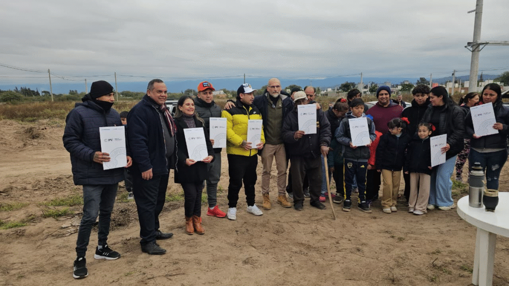 Diez familias de Valle Viejo recibieron terrenos para empezar a construir sus casas