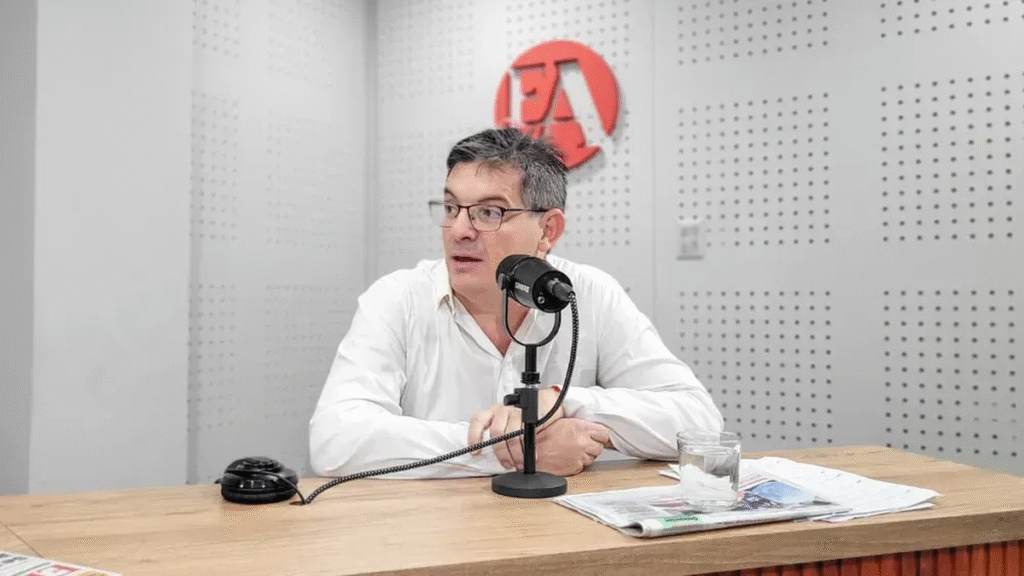 “Estamos a tiempo de que la UCR tome un nuevo impulso y sea una opción entre los dos extremos” “Estamos a tiempo de que la UCR tome un nuevo impulso y sea una opción entre los dos extremos”
