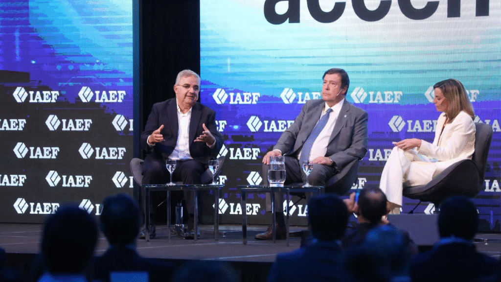 Raúl Jalil expuso “La mirada de los Gobernadores” en el 43° Congreso Anual de la IEAF Raúl Jalil expuso “La mirada de los Gobernadores” en el 43° Congreso Anual de la IEAF