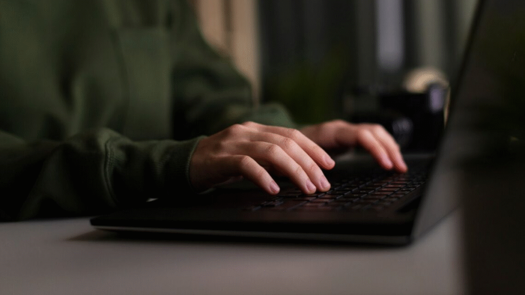 Imputan a una mujer por una presunta estafa informática de casi  millones en la Capital