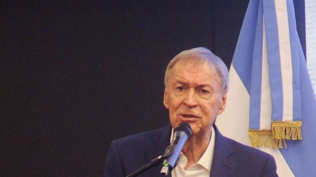 Juan Schiaretti pide la renuncia de Manuel Adorni como jefe de Gabinete Juan Schiaretti pide la renuncia de Manuel Adorni como jefe de Gabinete