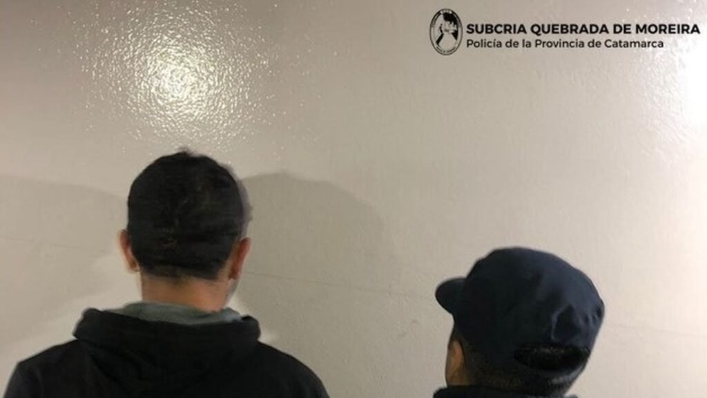 Sorprendió a un sujeto dentro de su casa y la Policía lo detuvo tras una persecución