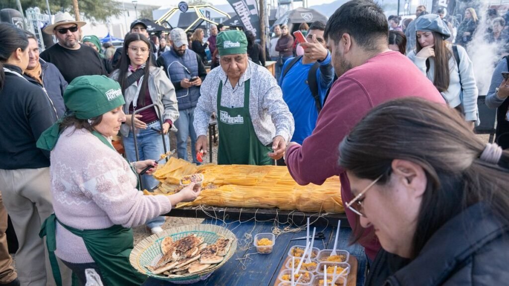 Prepararon un tamal gigante de más de 20 kilos en El Patio del Poncho