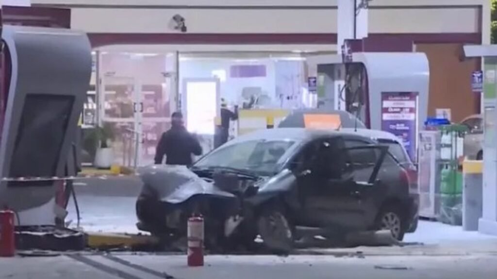 Se quedó dormido y chocó contra una estación de servicio