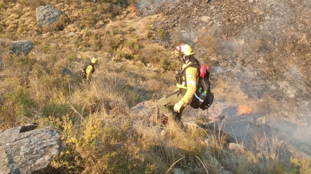 Tras un arduo trabajo, brigadistas lograron contener los incendios en Aconquija