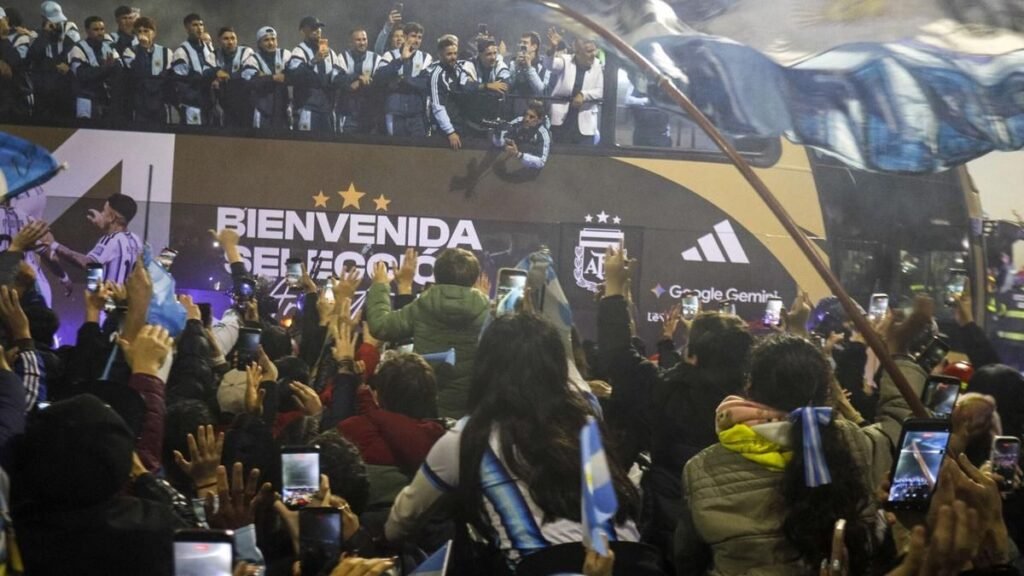 Miles de personas recibieron a la Selección