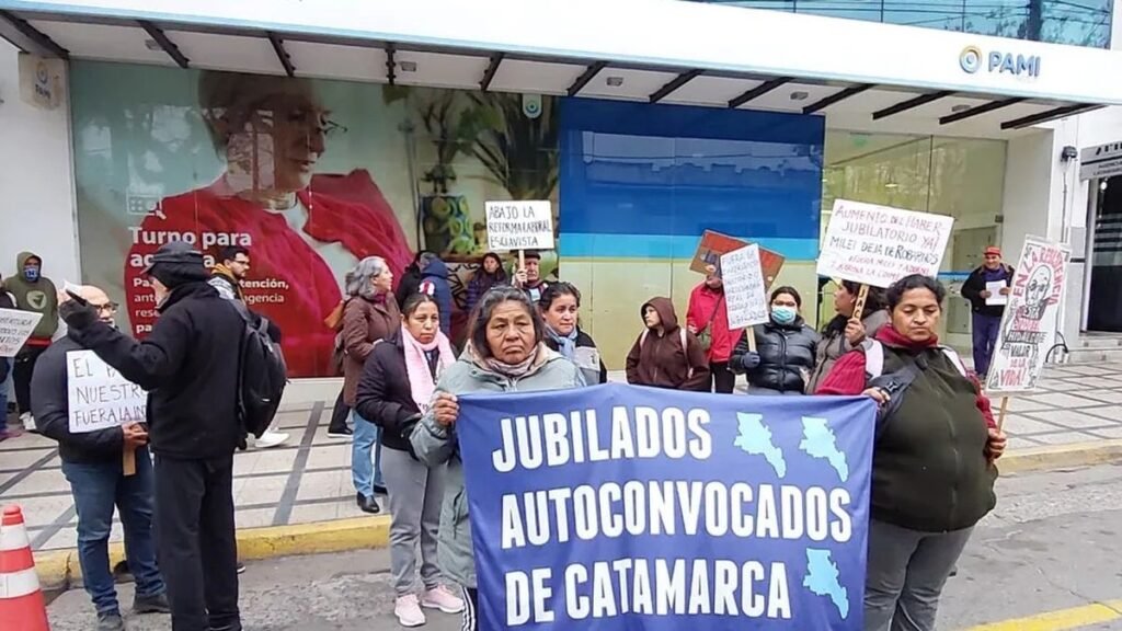 Jubilados marcharon hasta  el PAMI en rechazo al ajuste
