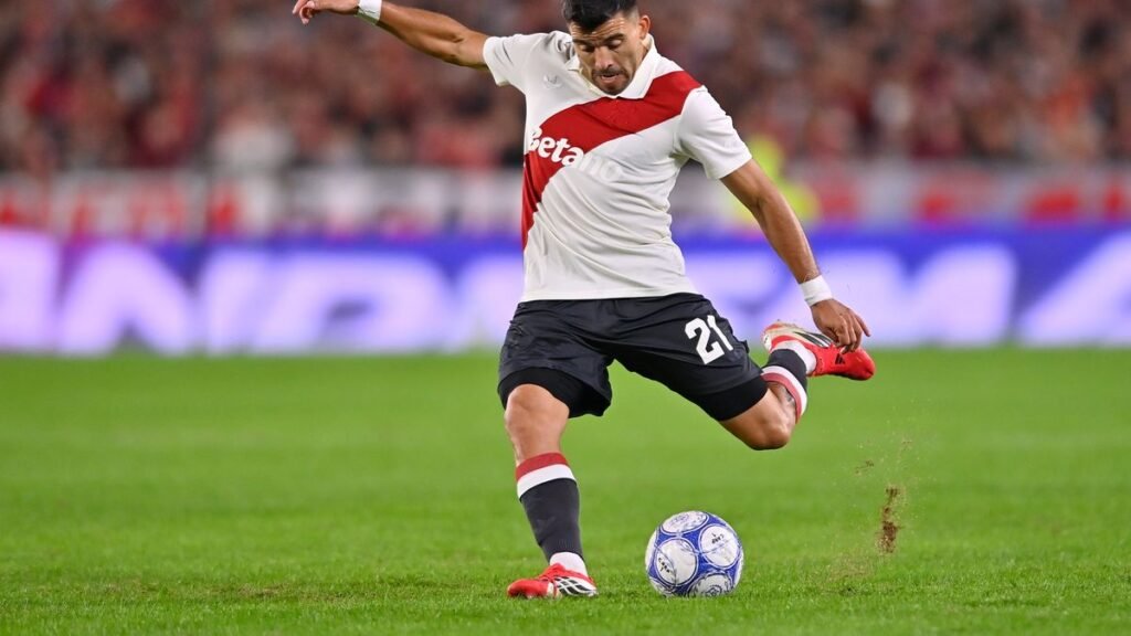 Dos bajas en River, que arrancó flojo el semestre
