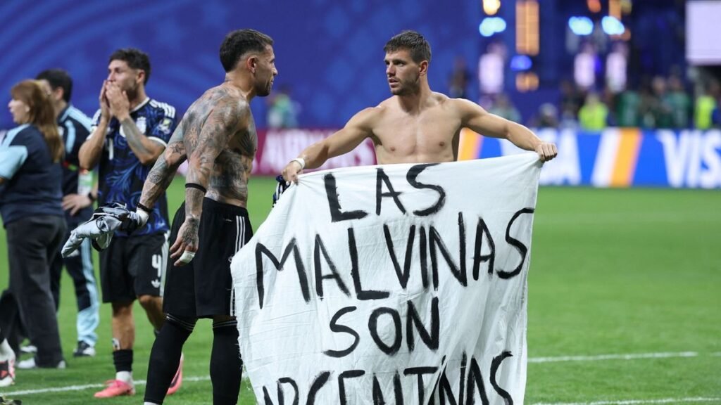 “Las Malvinas son argentinas”, el “trapo” presente en el festejo