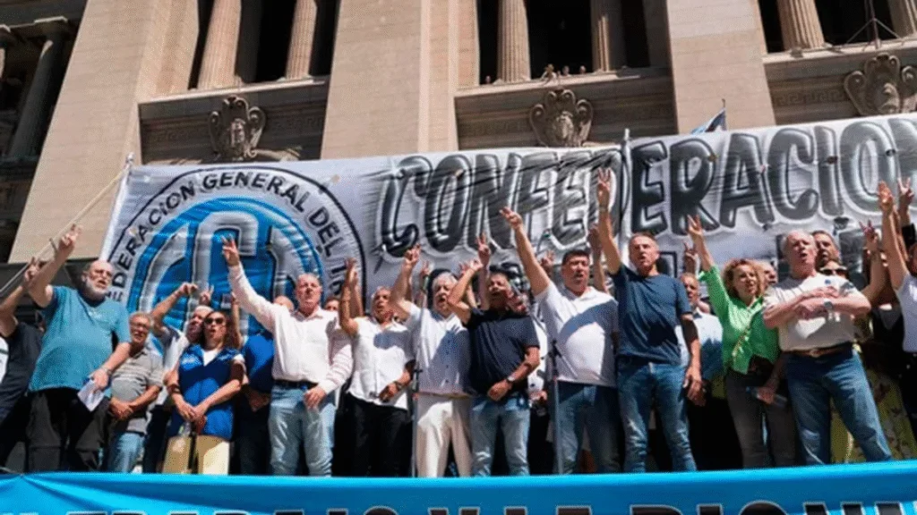La CGT, las CTA y movimientos sociales marchan al Congreso junto a los jubilados