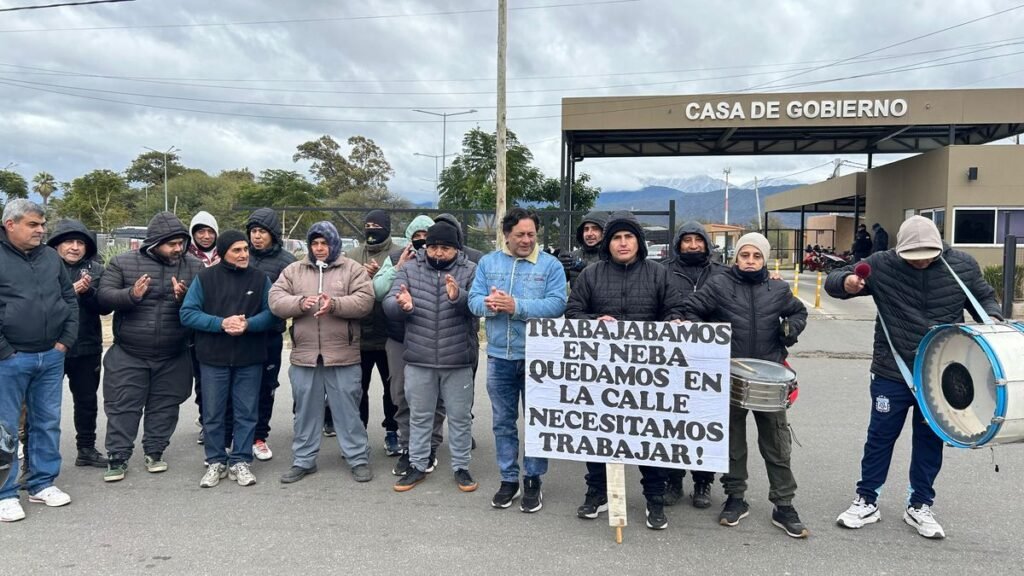 Extrabajadores  de  NEBA protestaron en Casa de Gobierno