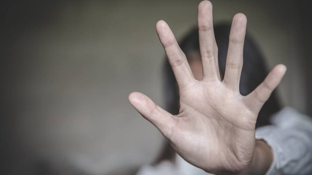 Hermanos peleaban a cuchillazos con facas caseras y atacaron a su madre