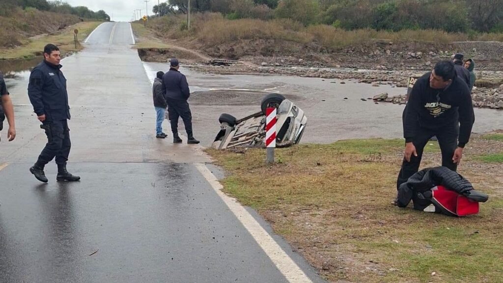 Vuelco en el badén del río La Quinta