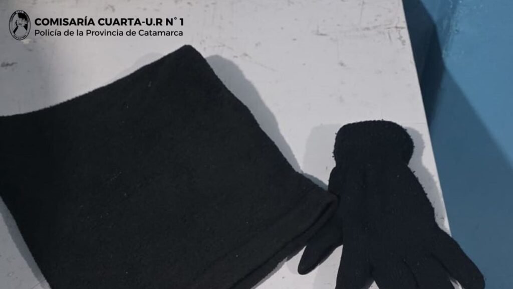 Adolescente llevaba una “espadita”, guantes y un cuello polar para cubrirse