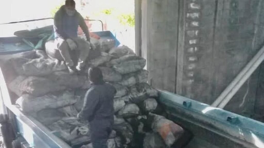 El Gobierno entregó leña y carbón para asistir a pobladores de Antofagasta de la Sierra