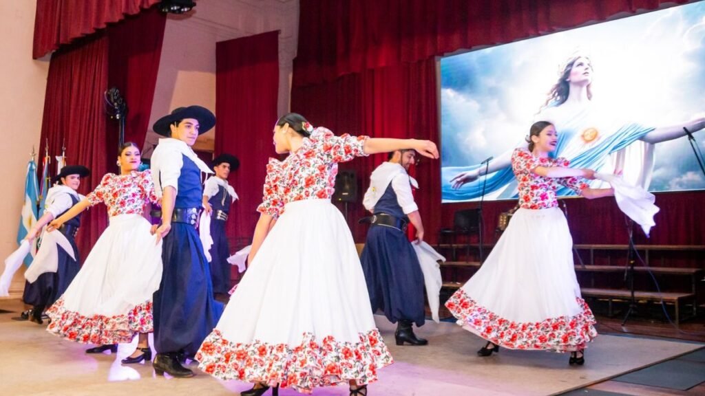 La Gala Patria de la UNCA reunió a más de 70 artistas en el Aula Magna