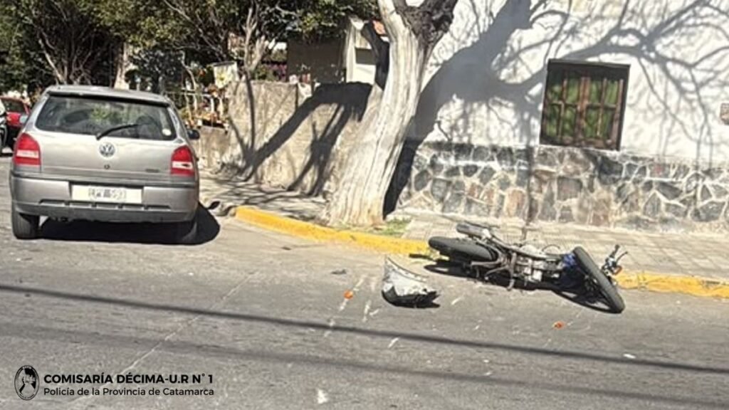 Dos motociclistas resultaron heridos tras chocar con un automóvil en la Capital