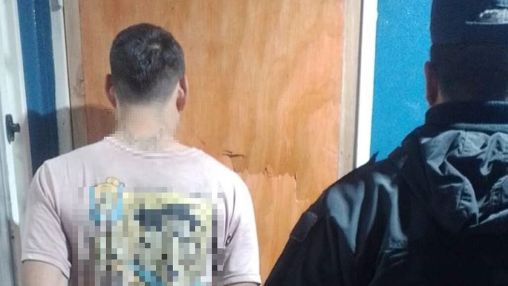 Aprehendieron a un joven acusado de intentar atacar a su hermano con un cuchillo y agredir a su madre