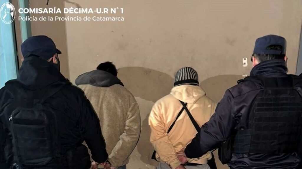Aprehendieron a dos hombres acusados de robar un celular a un menor