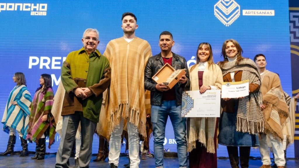 Saúl Suarez, de Laguna Blanca, ganó el premio al Mejor Poncho 2026