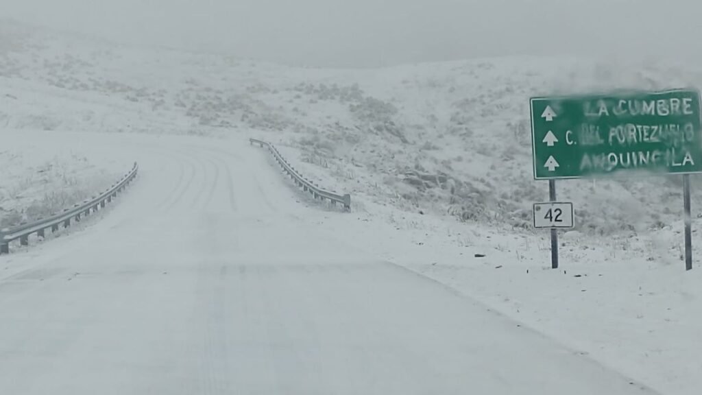 Cortan el tránsito en la Cuesta El Portezuelo y la Ruta 2 por la nieve