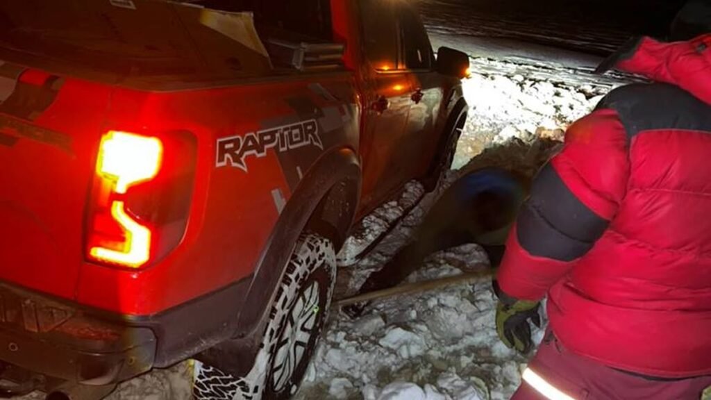 Rescataron a dos camionetas que quedaron varadas por la nieve en Antofagasta de la Sierra