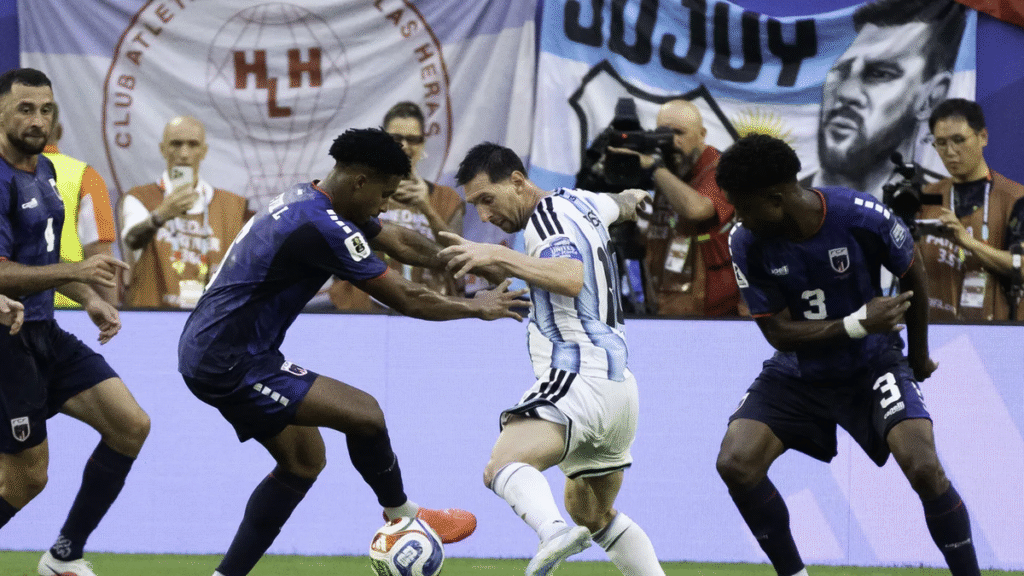 La broma de Messi con los jugadores de Cabo Verde que se volvió viral tras el triunfo argentino