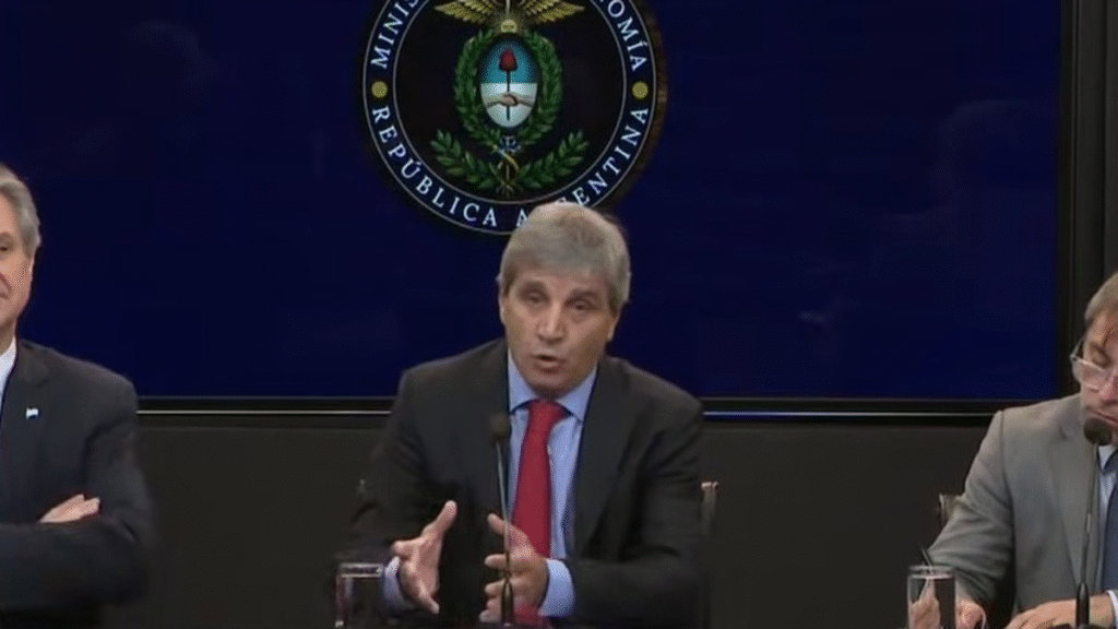 Caputo presentó el plan para afrontar los pagos de deuda hasta 2027: “Salir al mercado externo es una opción, no un objetivo”