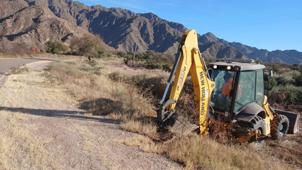 Vialidad Nacional realiza tareas de desmalezado sobre la Ruta Nacional 60 Vialidad Nacional realiza tareas de desmalezado sobre la Ruta Nacional 60