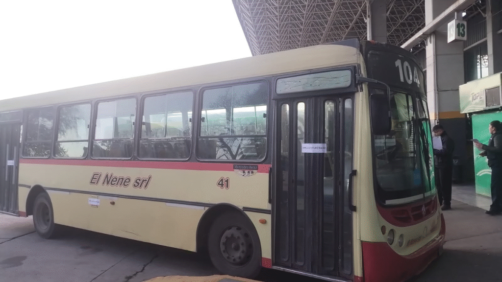 Secuestraron un colectivo de la empresa El Nene por tener la RTO vencida