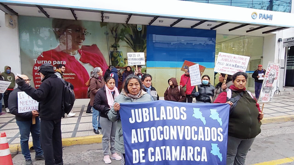 Jubilados marcharon hasta el PAMI en rechazo al ajuste y por la crisis en las prestaciones