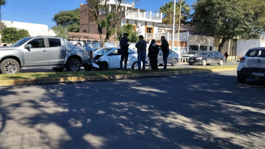 Cuatro vehículos involucrados en un siniestro vial en la curva de La Chacarita