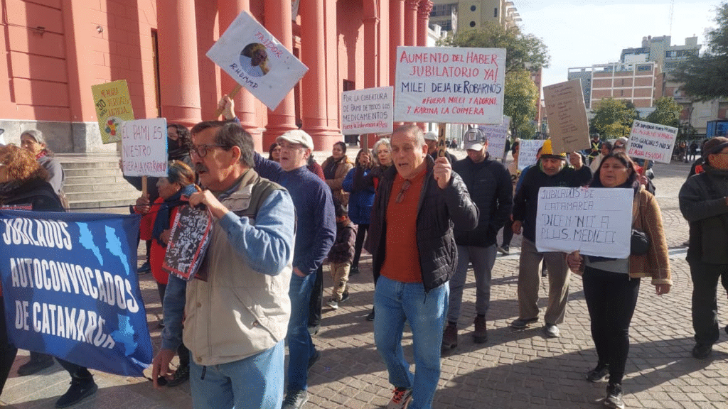 Jubilados Autoconvocados de Catamarca volvieron marchar dejando firmes sus reclamos frente al Gobierno