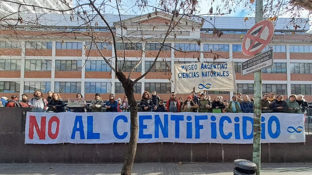 Nuevo reclamo frente al CONICET ante el inminente despido de 400 investigadores del máximo organismo de ciencia