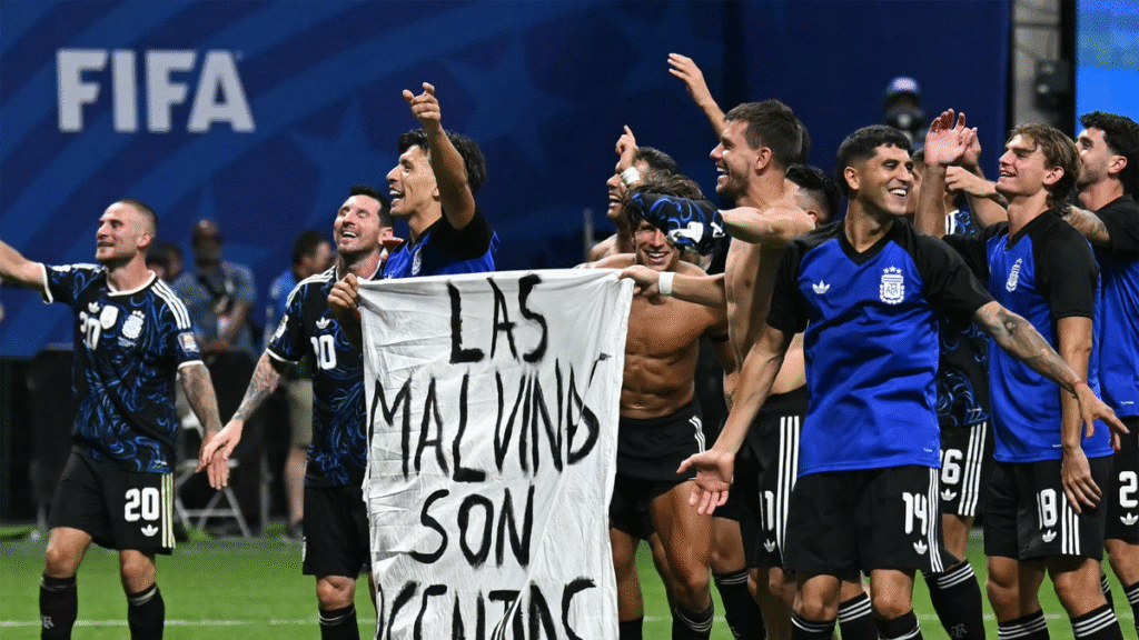 “Las Malvinas son argentinas”: la bandera que mostraron los jugadores de la Selección Argentina tras el triunfo ante Inglaterra “Las Malvinas son argentinas”: la bandera que mostraron los jugadores de la Selección Argentina tras el triunfo ante Inglaterra
