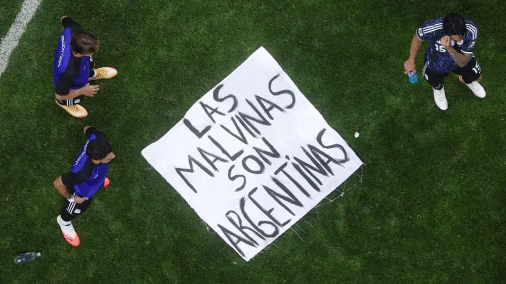 A qué sanción se expone la AFA por la bandera de “Las Malvinas son argentinas”