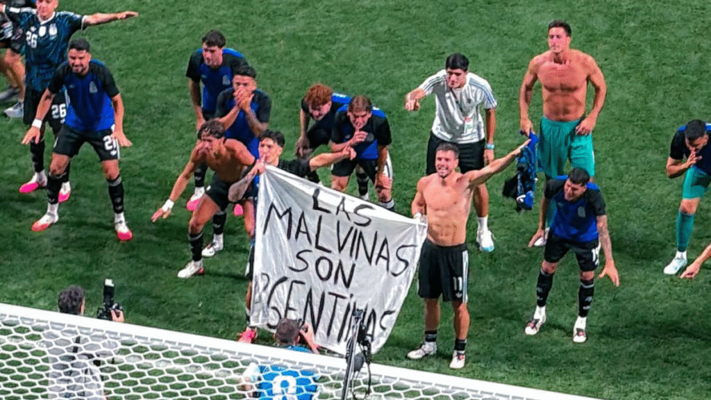 La historia detrás de la bandera de Malvinas que exhibió la Selección en Atlanta