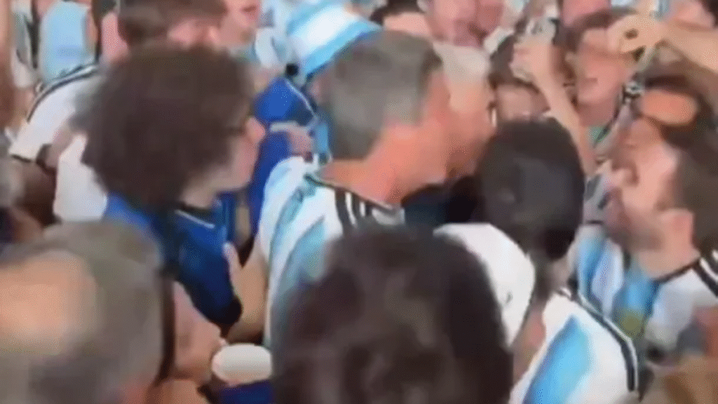 Un futbolista alemán campeón en 2014 celebró el pase a la final junto a hinchas argentinos