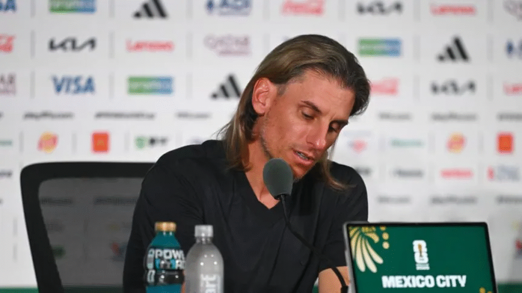 Sebastián Beccacece confirmó su salida como DT de Ecuador