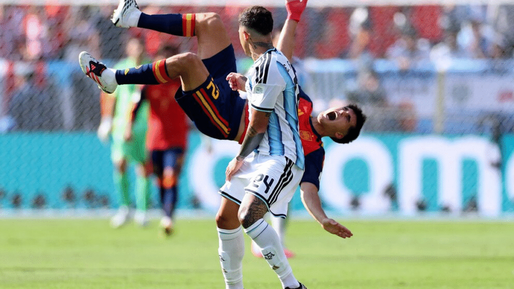 Argentina resiste con 10 ante España y están en el alargue