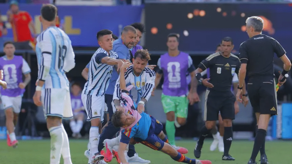 El momento de la pelea entre Leandro Paredes y Eric García
