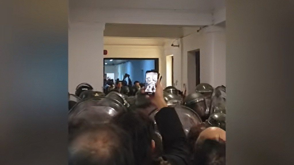 El gobierno despidió más de 100 trabajadores de la Comisión Atómica y el presidente huyó escoltado por Gendarmería