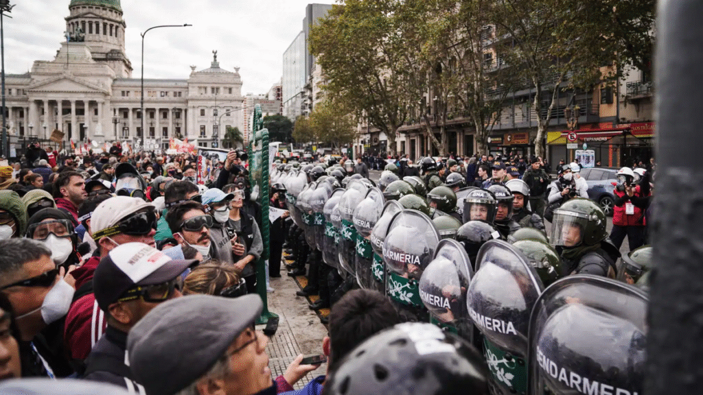 Aseguran que el Gobierno destinó más de .000 millones a los operativos por las marchas de jubilados