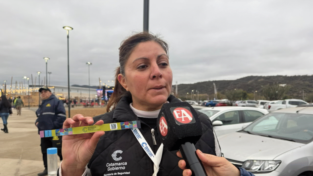 Cómo funcionan las “pulseras de reencuentro” de la Fiesta del Poncho