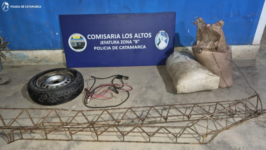 Recuperaron 12 columnas  de hierro y otros elementos