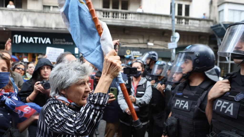 Jubilados marchan al Congreso en reclamo de un incremento de sus haberes